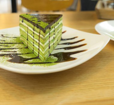 Bir Kore restoranında tatlı için soğuk çay ile lezzetli matcha kek.