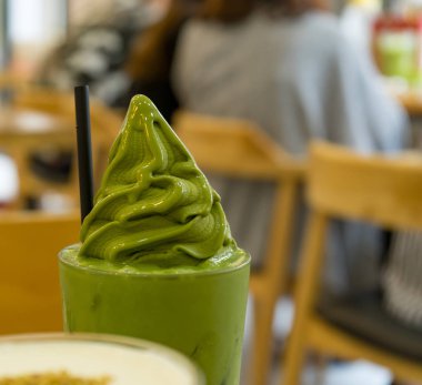 Bir Kore restoranında tatlı için soğuk çay ile lezzetli matcha kek.