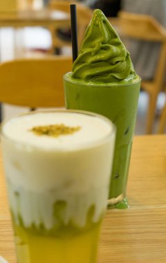 Bir Kore restoranında tatlı için soğuk çay ile lezzetli matcha kek.