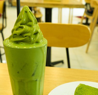 Bir Kore restoranında tatlı için soğuk çay ile lezzetli matcha kek.