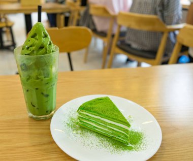 Bir Kore restoranında tatlı için soğuk çay ile lezzetli matcha kek.