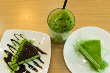 Bir Kore restoranında tatlı için soğuk çay ile lezzetli matcha kek.