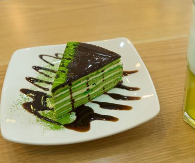Bir Kore restoranında tatlı için soğuk çay ile lezzetli matcha kek.
