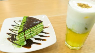 Bir Kore restoranında tatlı için soğuk çay ile lezzetli matcha kek.