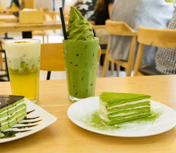 韩国餐厅的美味火柴蛋糕 加冷茶甜点 — 图库照片