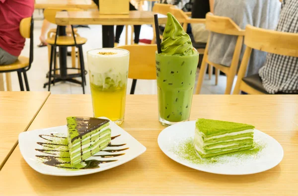 Bir Kore restoranında tatlı için soğuk çay ile lezzetli matcha kek.