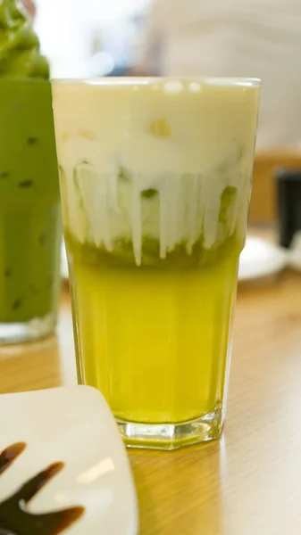 Gâteau Matcha Savoureux Avec Thé Froid Pour Dessert Dans Restaurant — Photo