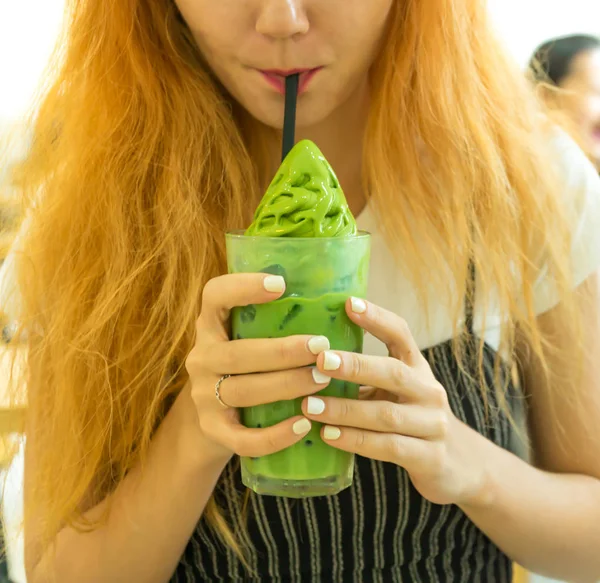 Gâteau Matcha Savoureux Avec Thé Froid Pour Dessert Dans Restaurant — Photo