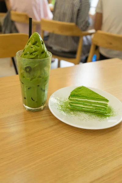 Gâteau Matcha Savoureux Avec Thé Froid Pour Dessert Dans Restaurant — Photo