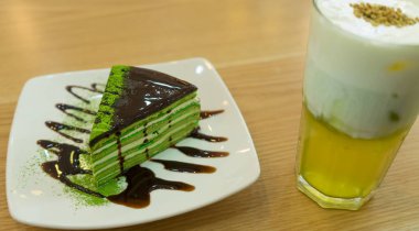 Bir Kore restoranında tatlı için soğuk çay ile lezzetli matcha kek.