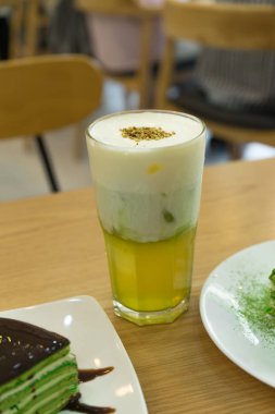 Bir Kore restoranında tatlı için soğuk çay ile lezzetli matcha kek.
