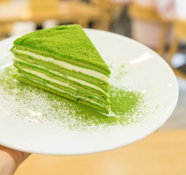 Bir Kore restoranında tatlı için soğuk çay ile lezzetli matcha kek.