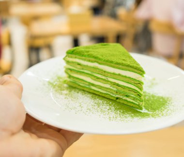 Bir Kore restoranında tatlı için soğuk çay ile lezzetli matcha kek.