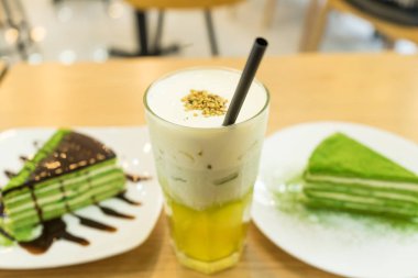 Bir Kore restoranında tatlı için soğuk çay ile lezzetli matcha kek.