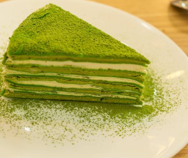 Bir Kore restoranında tatlı için soğuk çay ile lezzetli matcha kek.