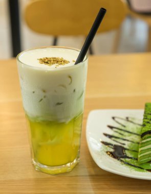 Bir Kore restoranında tatlı için soğuk çay ile lezzetli matcha kek.