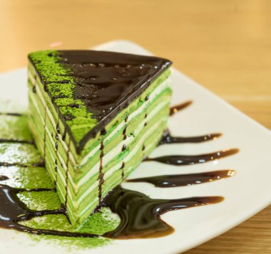 Bir Kore restoranında tatlı için soğuk çay ile lezzetli matcha kek.