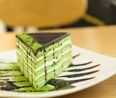 Bir Kore restoranında tatlı için soğuk çay ile lezzetli matcha kek.