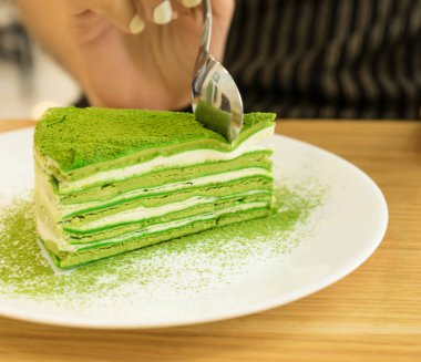 Bir Kore restoranında tatlı için soğuk çay ile lezzetli matcha kek.