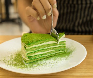 Bir Kore restoranında tatlı için soğuk çay ile lezzetli matcha kek.
