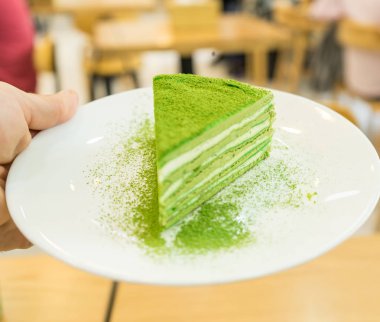 Bir Kore restoranında tatlı için soğuk çay ile lezzetli matcha kek.