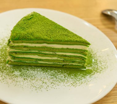 Bir Kore restoranında tatlı için soğuk çay ile lezzetli matcha kek.