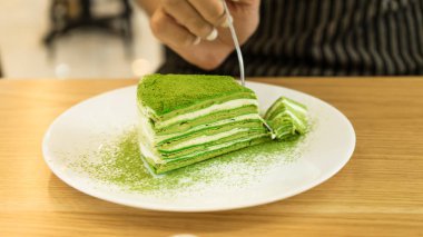 Bir Kore restoranında tatlı için soğuk çay ile lezzetli matcha kek.