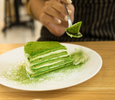 Bir Kore restoranında tatlı için soğuk çay ile lezzetli matcha kek.