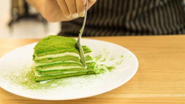 Bir Kore restoranında tatlı için soğuk çay ile lezzetli matcha kek.