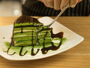 Bir Kore restoranında tatlı için soğuk çay ile lezzetli matcha kek.