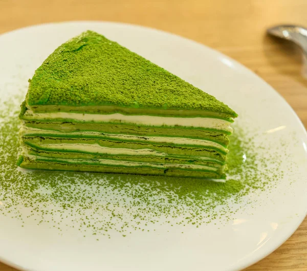 Bir Kore restoranında tatlı için soğuk çay ile lezzetli matcha kek.