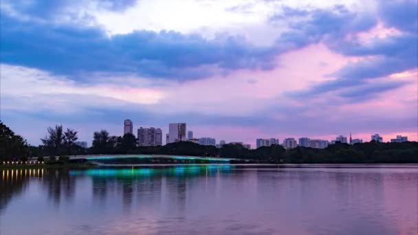 Farbiger Brunnen Mit Einer Brücke Der Stadt Chi Minh Stadt — Stockvideo