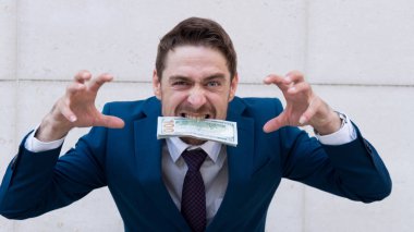 Bir kişi sayar ve cebine para koyar, para muhasebesi en önemli şeydir.