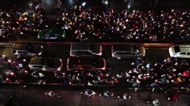 Bisikletler ve arabalar Vietnam 'da küçük bir yolda trafiğe takıldı..