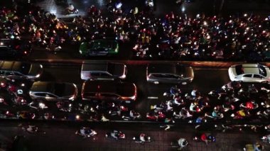 Bisikletler ve arabalar Vietnam 'da küçük bir yolda trafiğe takıldı..