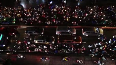 Bisikletler ve arabalar Vietnam 'da küçük bir yolda trafiğe takıldı..