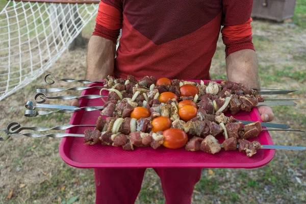 Großaufnahme Hände Des Jungen Mannes Hält Rohe Hammelgrill Spieße Mit — Stockfoto