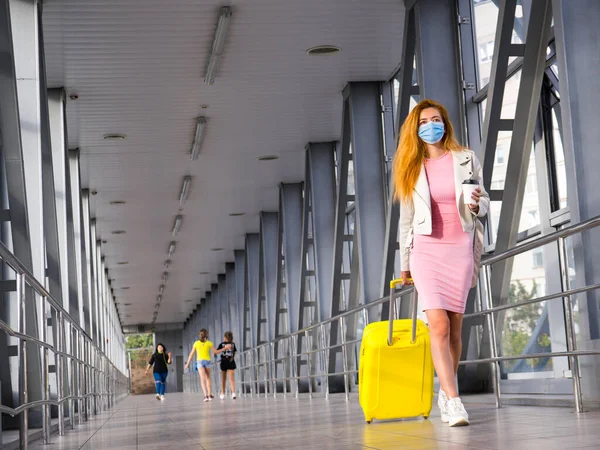 Schöne Stilvolle Frau Mit Chirurgischer Maske Flughafen Mit Gelbem Gepäck — Stockfoto