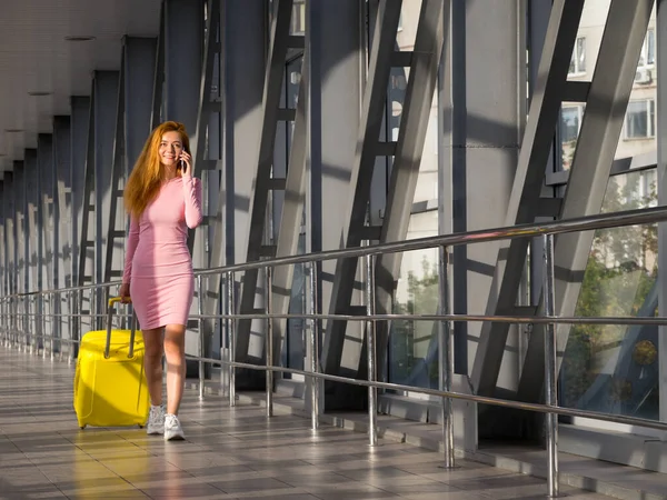 Όμορφη Smiley Κομψό Walkig Γυναίκα Μέσα Στο Αεροδρόμιο Κίτρινες Αποσκευές — Φωτογραφία Αρχείου
