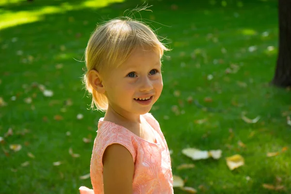 Porträtt Söt Vacker Blond Liten Flicka Med Stora Blå Ögon — Stockfoto