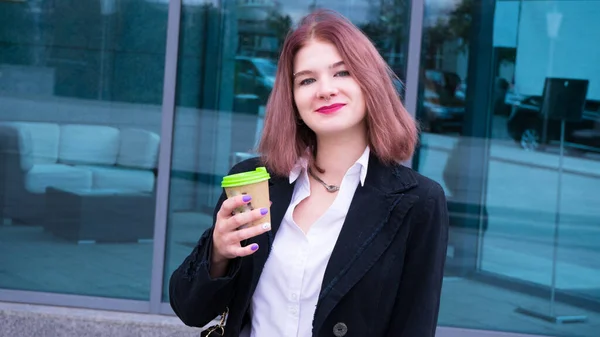 Porträt Einer Schönen Geschäftsfrau Mit Rosa Haaren Oder Studentin Auf — Stockfoto