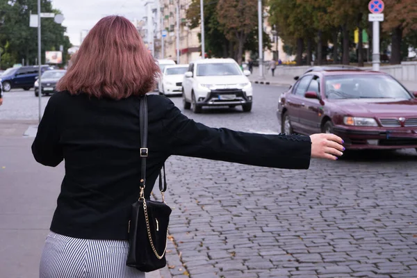 Geschäftsfrau Erwischt Taxi Auf Der Straße Umtriebige Dame Bekommt Ein — Stockfoto