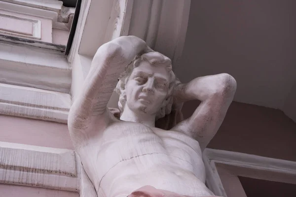 Bygning Dekorert Med Skulptur Anstendig Sterk Kroppsmann Marmor Ornamentale Statue – stockfoto