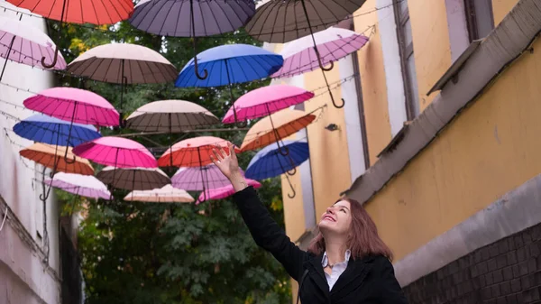 Belle Femme Souriante Marchant Dans Une Rue Avec Des Parasols — Photo