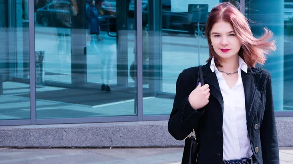 Außenporträt Einer Jungen Schönen Geschäftsfrau Auf Der Straße Der Nähe — Stockfoto