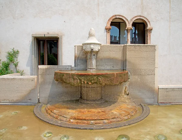 Verona Castelvecchio'yu - Verona, Torre dei Lamberti, sanat, tarih ve doğa için dünyanın ünlü İtalya önemli ve güzel şehirde