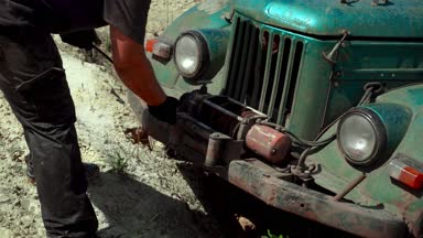 bir vinç kapalı bir rad araba kullanarak yakın çekim