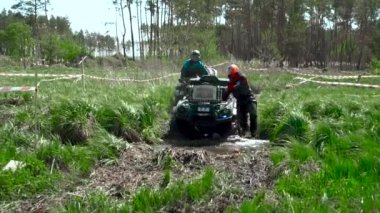 bir Atv yarış takım bataklık ile