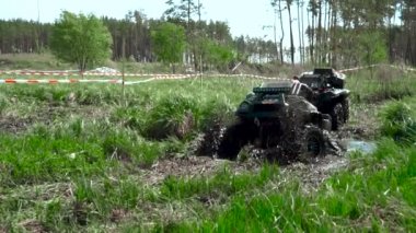 bir Atv yarış takım bataklık ile