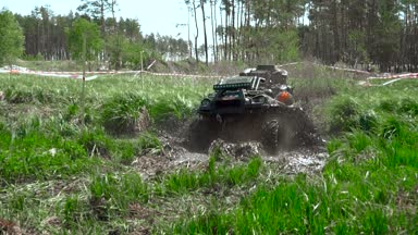 bir Atv yarış takım bataklık ile